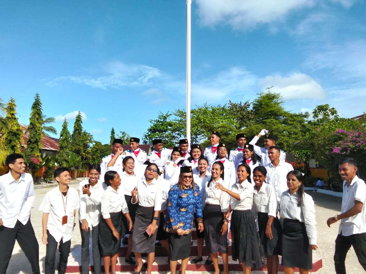 Foto Bersama Kepala Sekolah, Dewan Guru dan Paskibraka SMA PGRI DOBO 2025